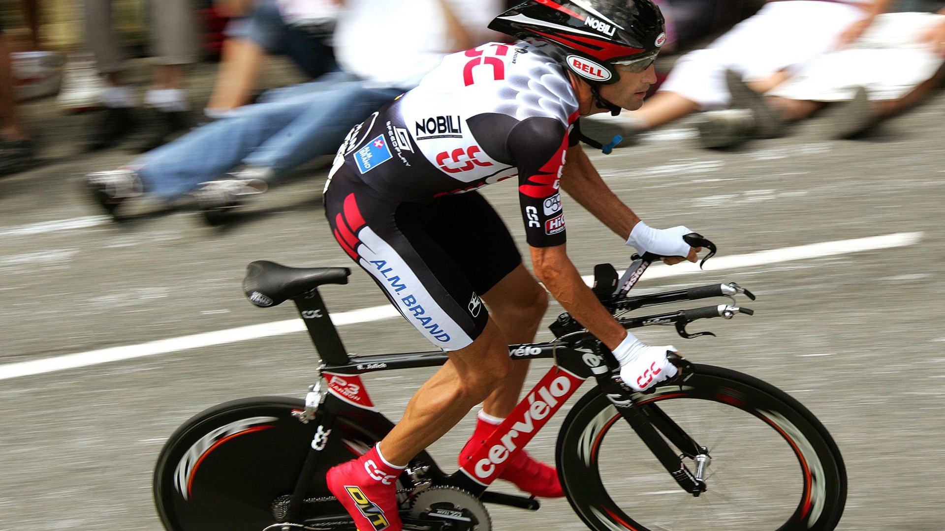 法甲夜战激烈，精彩进球和神级扑救成为赛事焦点，法甲的比赛